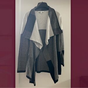 Chaus black & white elegant long shrug